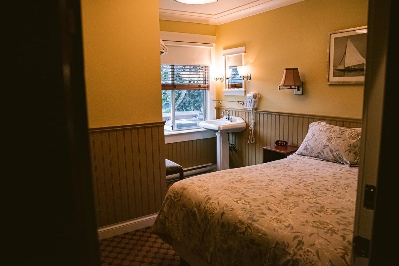 Salt Spring Inn Ganges Extérieur photo